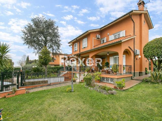 Case e ville in vendita di 219 m² in Via Anagnina, 291
