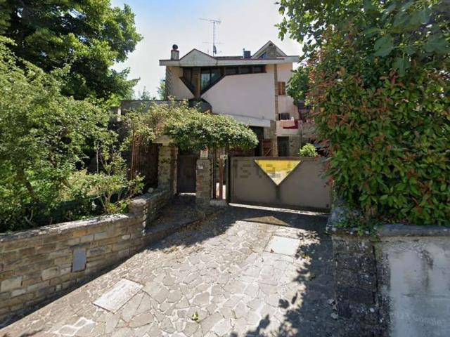 Case e ville in vendita di 219 m² in Via Giardini, 1