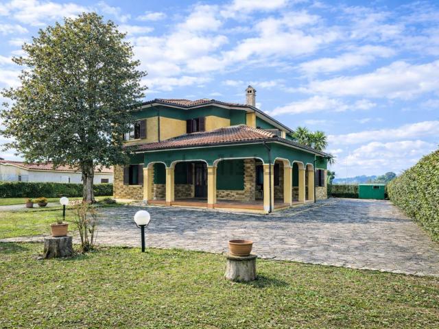 Case e ville in vendita di 219 m² in Via dei Condotti, 77