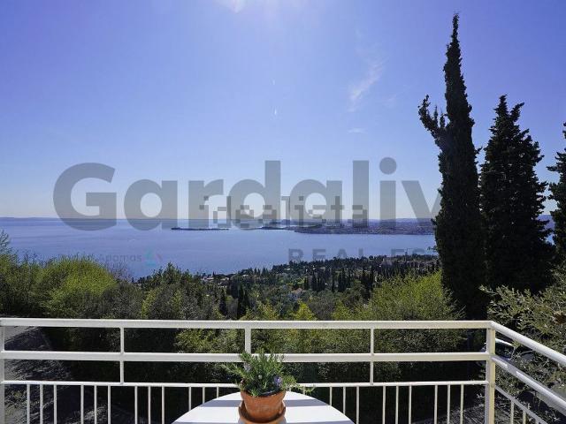 Case e ville in vendita di 219 m² in Via Panoramica