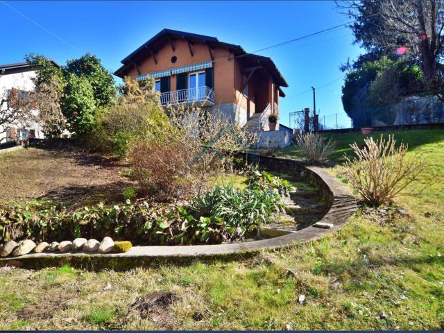 Case e ville in vendita di 219 m² in Via Varese