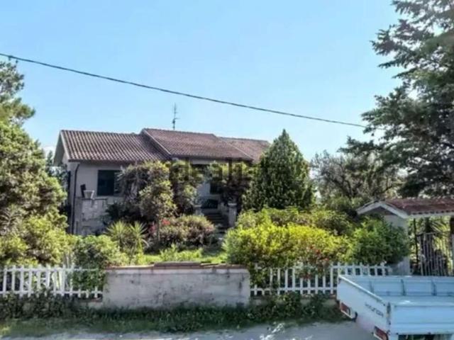 Case e ville in vendita di 219 m² in Contrada Mattonata, 28