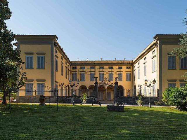 Case e ville in vendita di 2200 m²