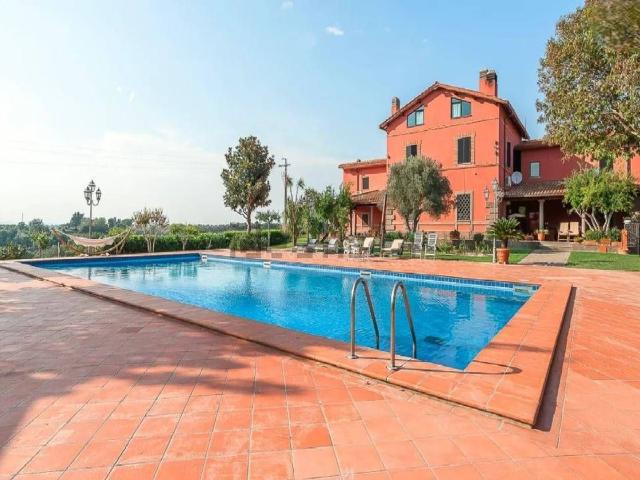 Case e ville in vendita di 2200 m² in Via Cassia, 1177