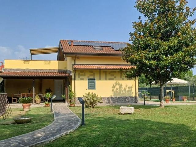 Case e ville in vendita di 220 m²