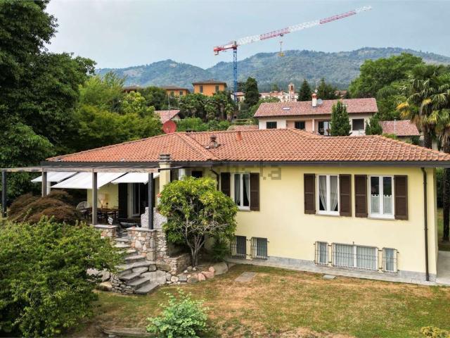 Case e ville in vendita di 220 m² in Via Giacomo Matteotti, 42