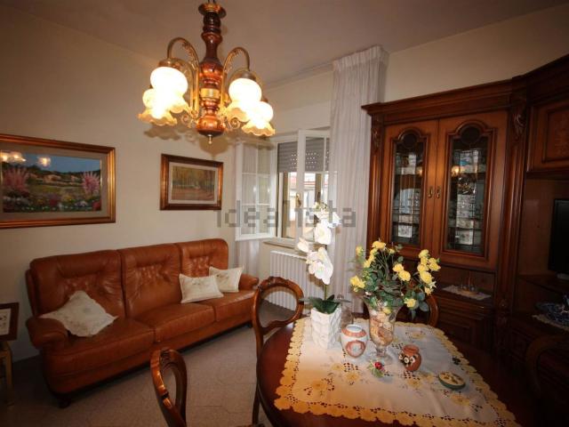Case e ville in vendita di 220 m² in Via U. Foscolo