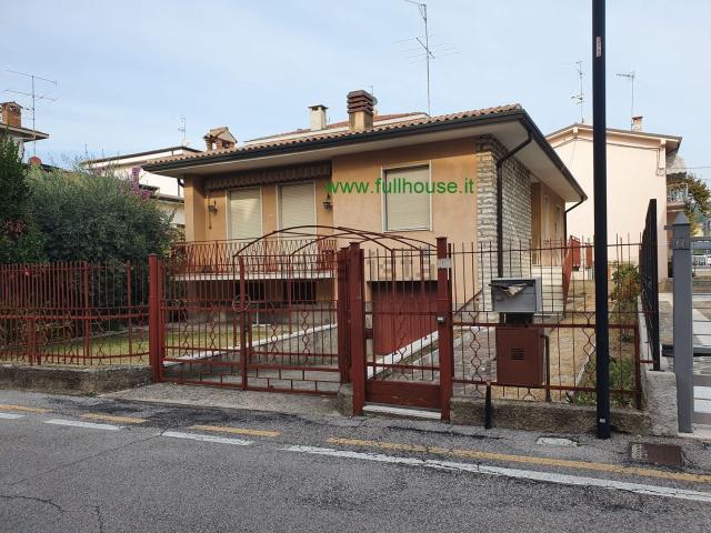Case e ville in vendita di 220 m² in Via C. Colombo