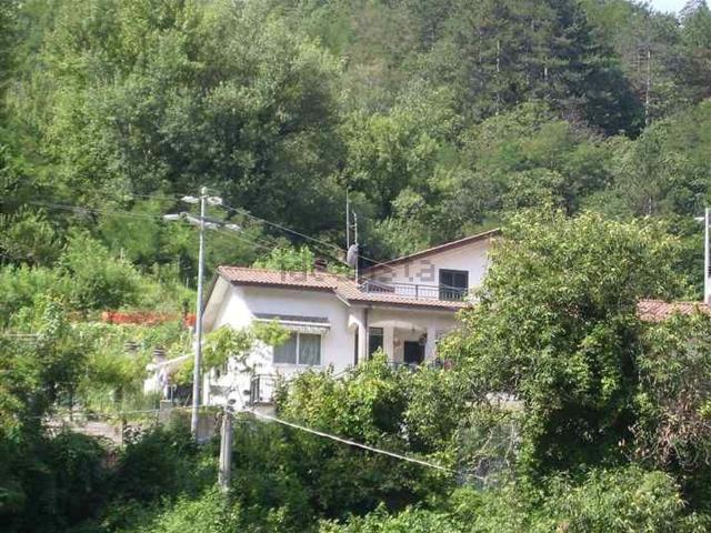 Case e ville in vendita di 220 m² in Via Colletto