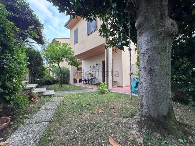 Case e ville in vendita di 220 m² in Via Colle degli Ulivi, 205