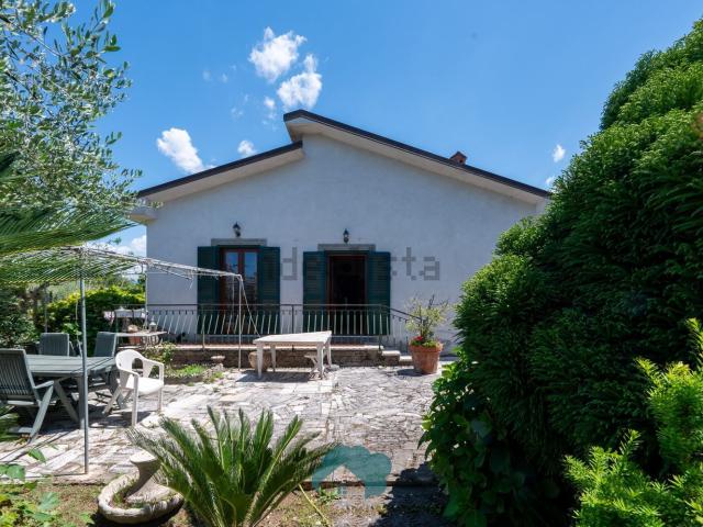 Case e ville in vendita di 220 m² in Via Colle Mainello