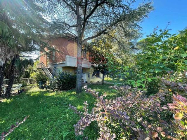 Case e ville in vendita di 220 m² in Via Case Leoni
