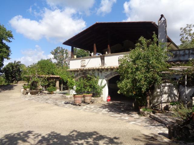 Case e ville in vendita di 220 m² in Via Cassia, 12