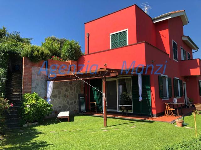 Case e ville in vendita di 220 m² in Via Cassisi