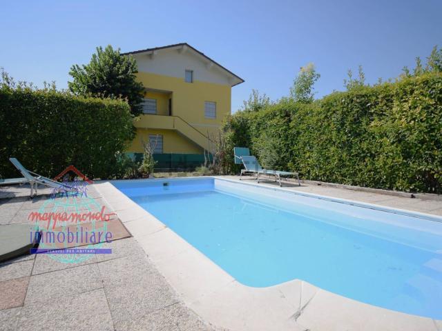 Case e ville in vendita di 220 m² in Via Cento, 117