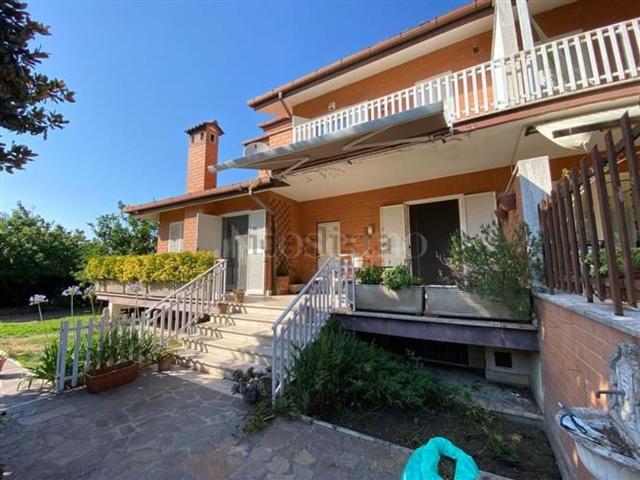 Case e ville in vendita di 220 m² in Via Civate