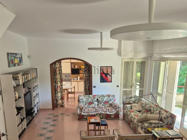 Case e ville in vendita di 220 m² in Via Alcide de Gasperi, 15