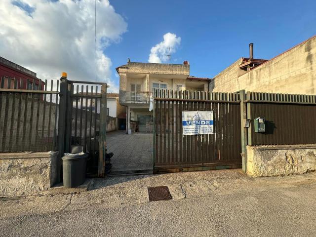 Case e ville in vendita di 220 m² in Via Arno, 6