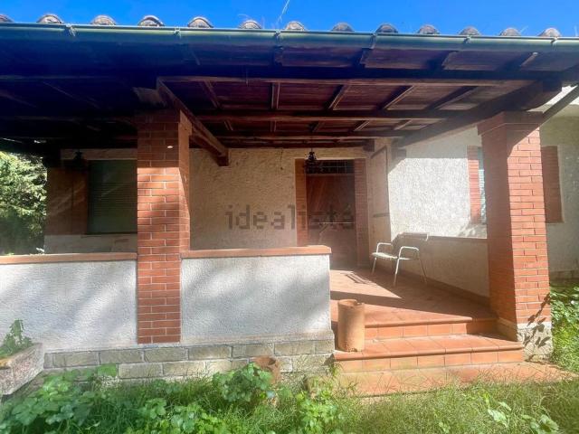 Case e ville in vendita di 220 m² in Via Bassiano