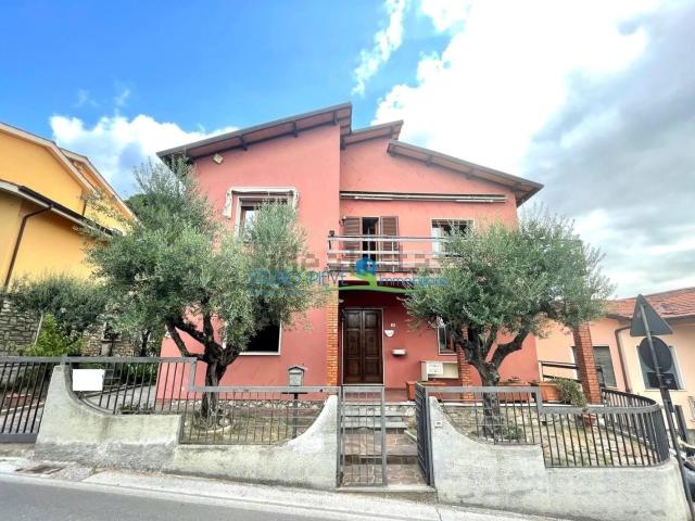 Case e ville in vendita di 220 m² in Via Bruno Buozzi