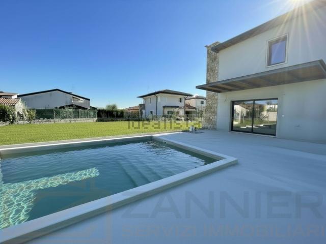 Case e ville in vendita di 220 m² in Via Vittorio Veneto, 4