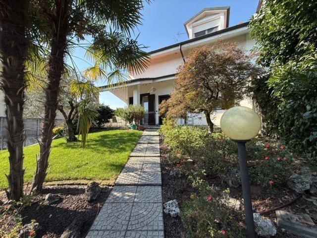 Case e ville in vendita di 220 m² in Via G. Miglioli, 14