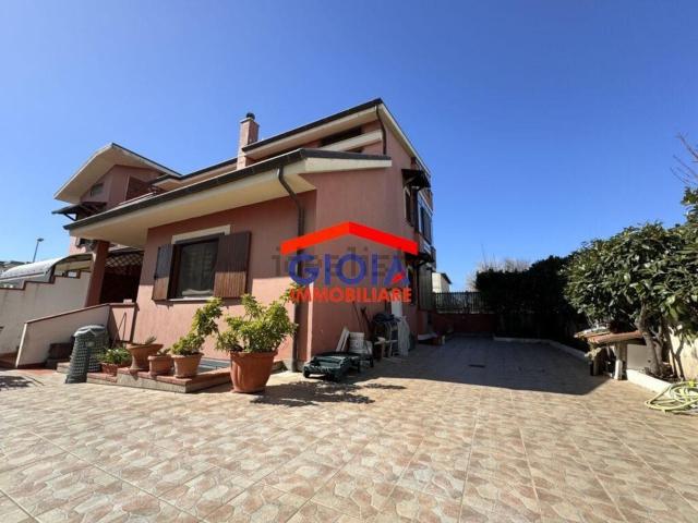 Case e ville in vendita di 220 m² in Via Gorizia