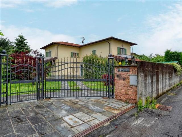 Case e ville in vendita di 220 m² in Via Galileo Galilei