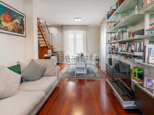 Case e ville in vendita di 220 m² in Via Gardenie, 12