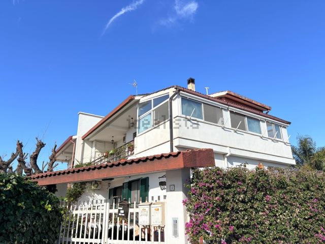 Case e ville in vendita di 220 m² in Via Giovanni Gentile, 108