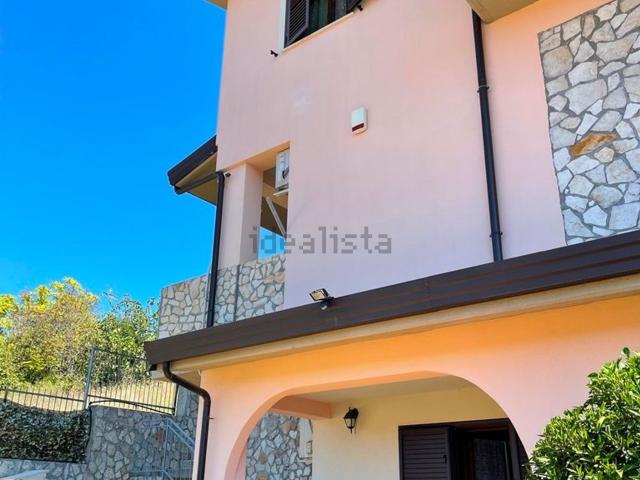 Case e ville in vendita di 220 m² in Via Giovanni Falcone