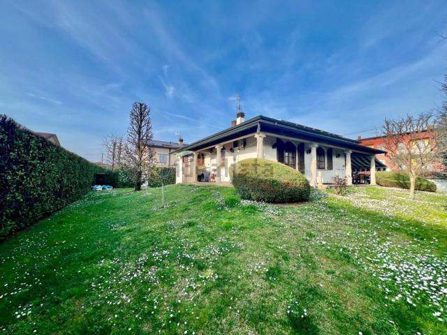 Case e ville in vendita di 220 m² in Via Don B. Buroni, 5