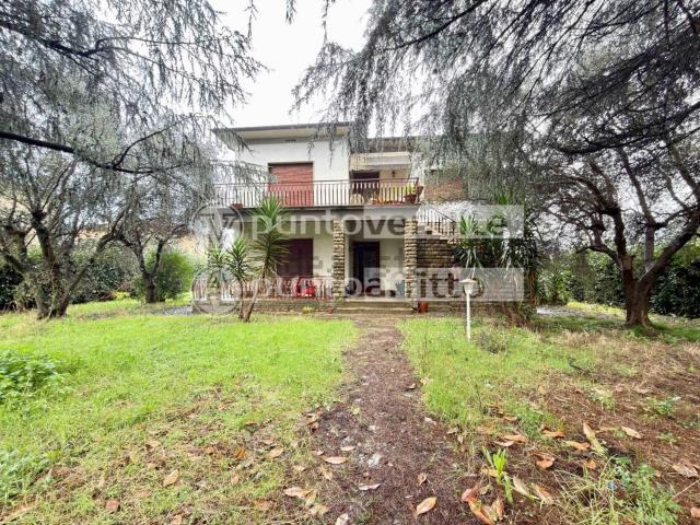 Case e ville in vendita di 220 m² in Via dei Marzi, 73