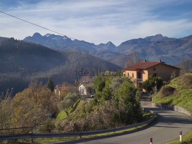 Case e ville in vendita di 220 m² in Via del Colle, 2