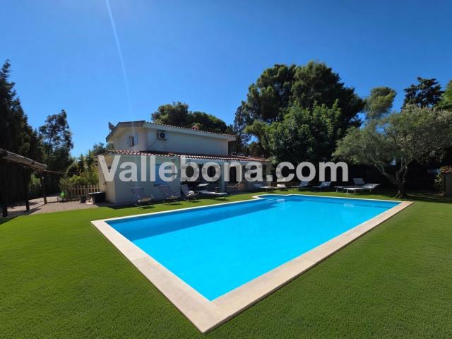 Case e ville in vendita di 220 m² in Via del Porto