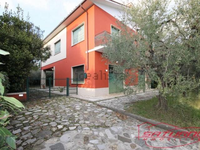 Case e ville in vendita di 220 m² in Via della Chiesa Trentesima, 171