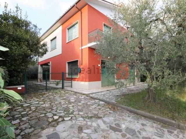 Case e ville in vendita di 220 m² in Via della Chiesa Trentesima