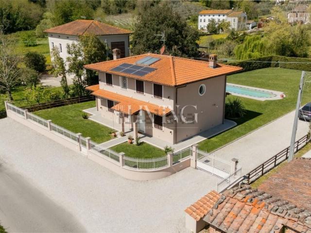 Case e ville in vendita di 220 m² in Via della Francese, 18