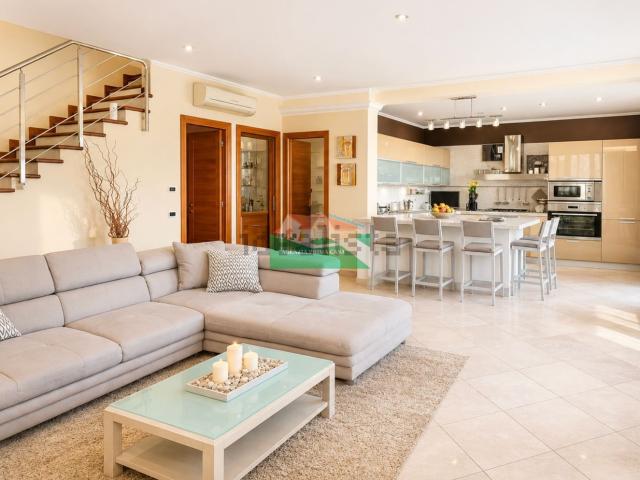 Case e ville in vendita di 220 m² in Via della Vigna