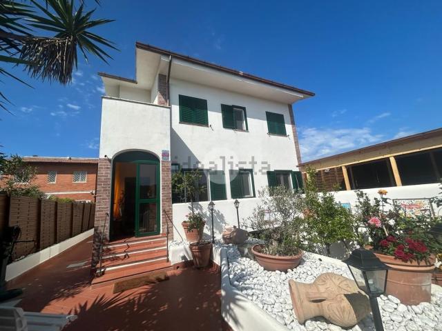 Case e ville in vendita di 220 m² in Via delle Gardenie