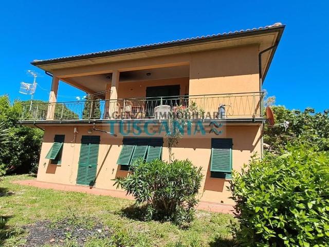 Case e ville in vendita di 220 m² in Via delle Ginestre