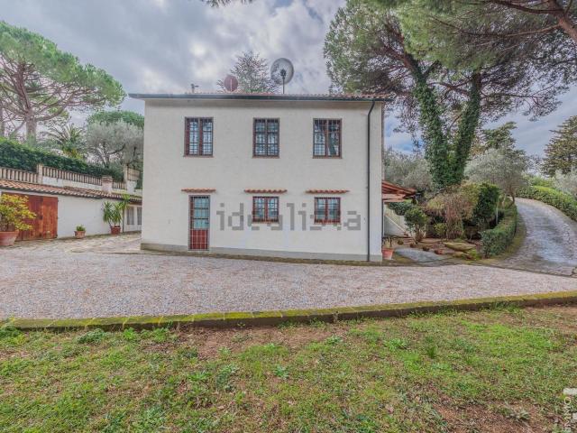 Case e ville in vendita di 220 m² in Via delle Fontanelle
