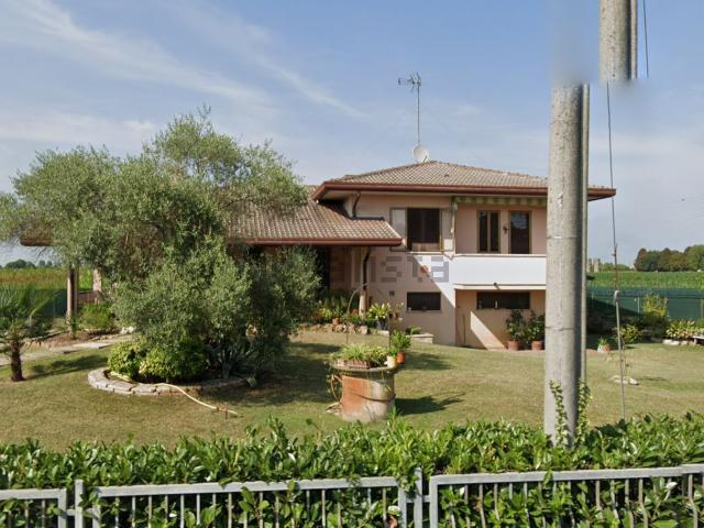 Case e ville in vendita di 220 m² in Via F. Petrarca