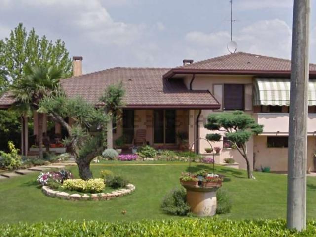 Case e ville in vendita di 220 m² in Via F. Petrarca, 3