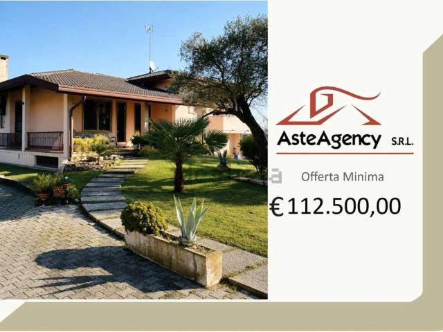 Case e ville in vendita di 220 m² in Via F. Petrarca, 3