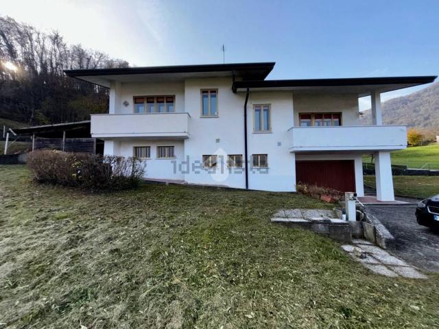 Case e ville in vendita di 220 m² in Via Follinetta