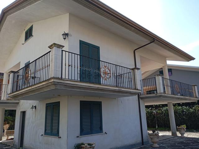 Case e ville in vendita di 220 m² in Via Filippo Signore, 9