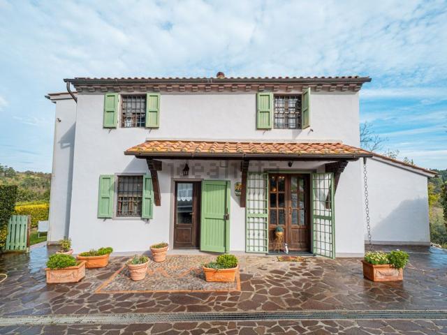 Case e ville in vendita di 220 m² in Via Fungiaia