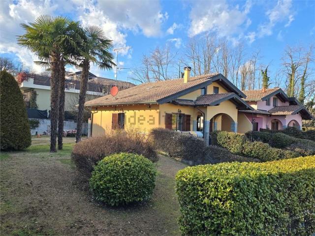 Case e ville in vendita di 220 m² in Via Invorio, 200