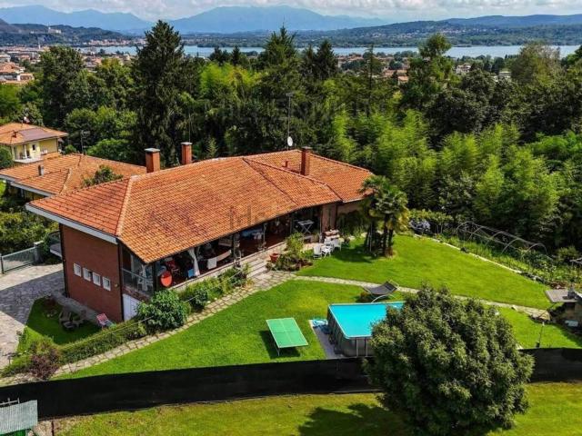Case e ville in vendita di 220 m² in Via Oleggio Castello